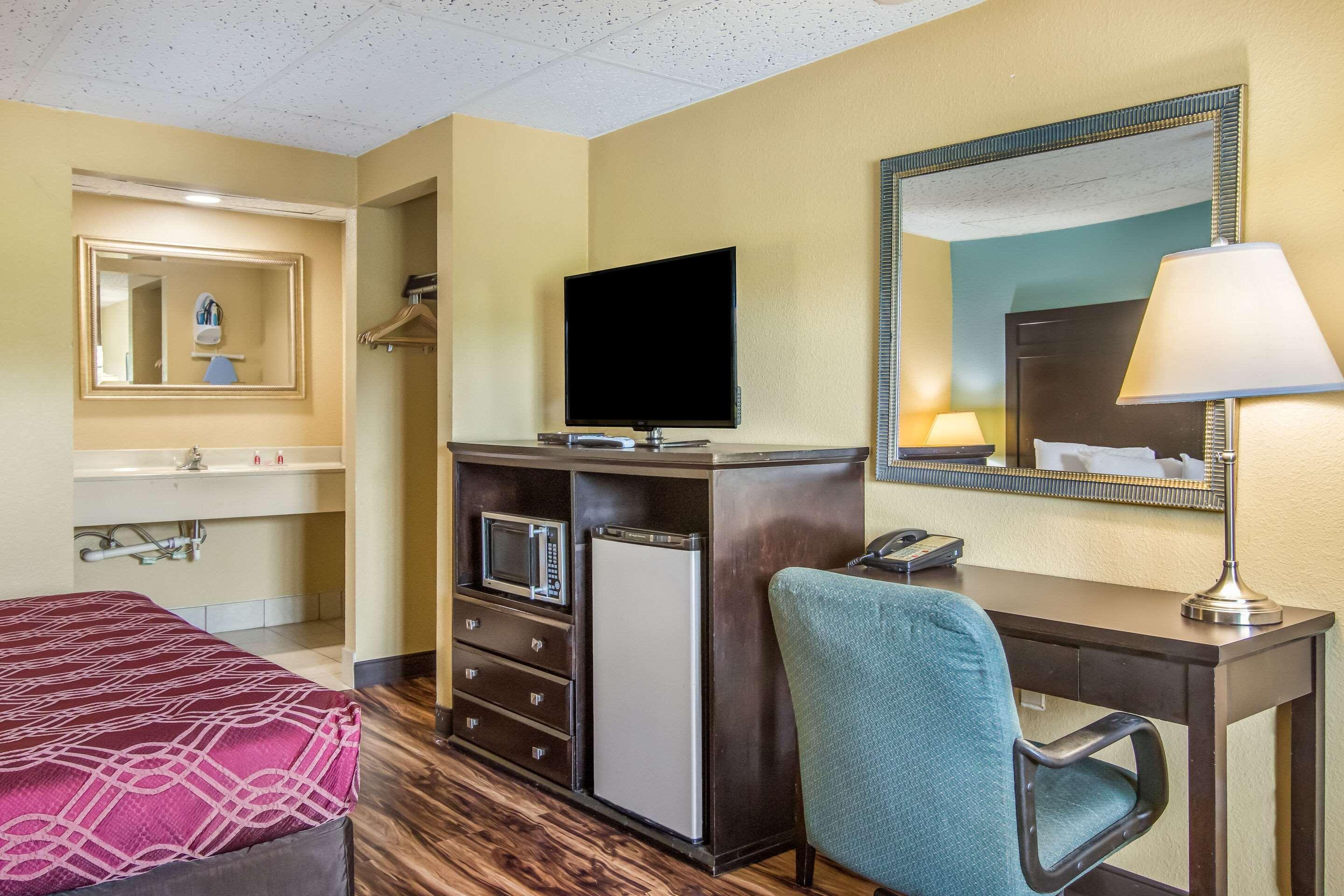 Econo Lodge Hotel ברדפורד מראה חיצוני תמונה