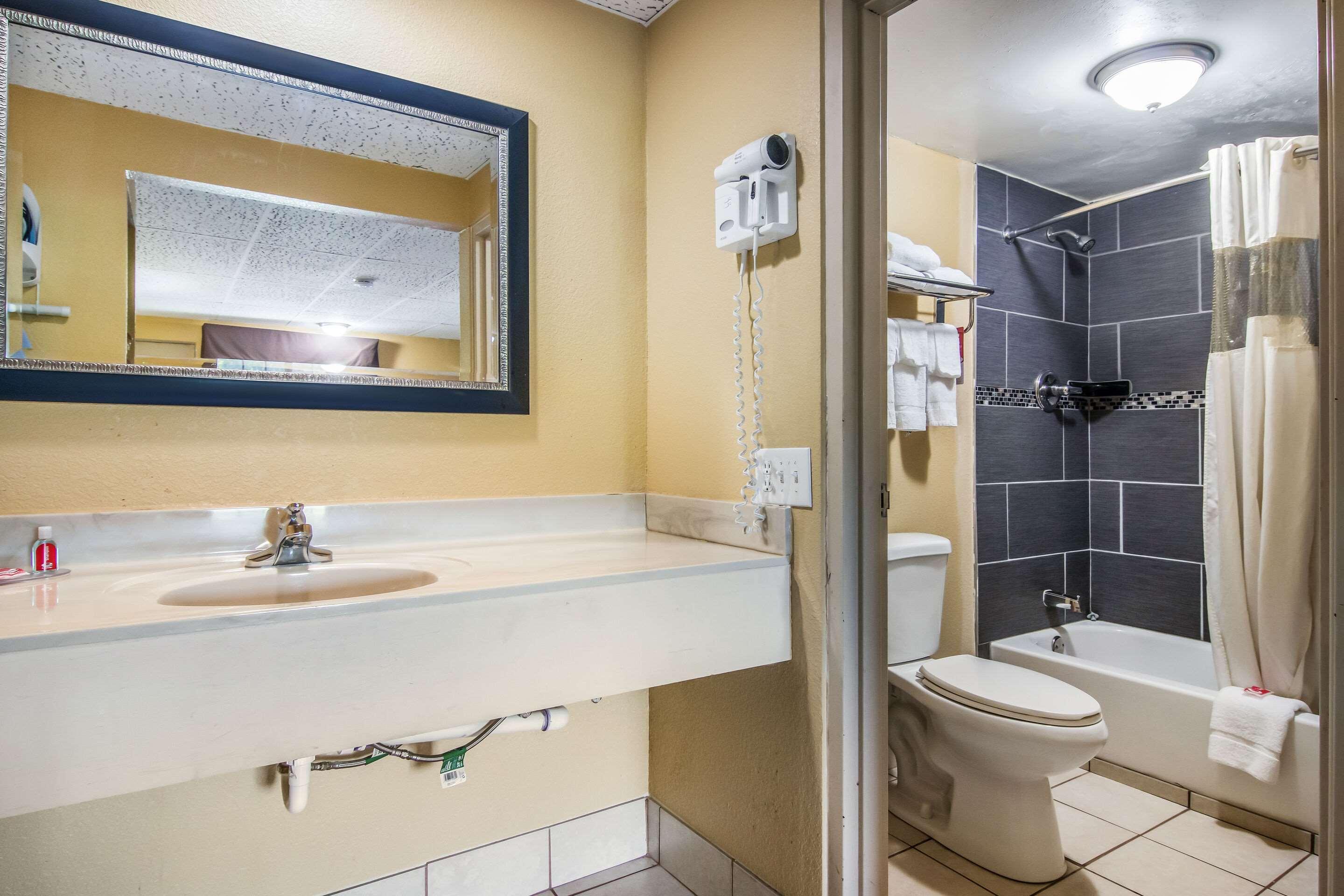 Econo Lodge Hotel ברדפורד מראה חיצוני תמונה